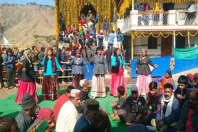 Basant Panchami 2023: चालदा महासू देवता मंदिर में भक्ति का सैलाब उमड़ा, स्थानीय लोगों ने दो मोर प्रतीक भेंट किए.
