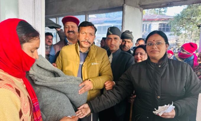 मंत्री गणेश जोशी जन्म दिवस सेवा सप्ताह में साढ़े छह सौ कंबल बांटे।