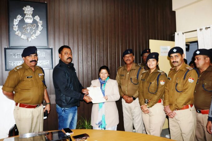 सहायक उपनिरीक्षक पुलिस दूरसंचार राजेश्वरी फर्स्वाण को पुलिस परिवार द्वारा शुभकामनाओं के साथ दी गई भावभीनी विदाई