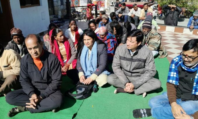शहीद स्थल पर शिफन कोर्ट के बेघरों ने धरना दिया।