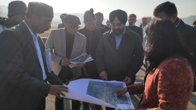 नैनी सैनी एयरपोर्ट एवं पिथौरागढ़ स्थित बेस चिकित्सालय भवन का मुख्य सचिव संधु ने मौके पर निरीक्षण किया