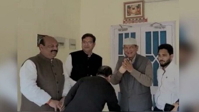 राजनीतिक गलियारों में चर्चा का बाजार गर्म… प्रीतम के घर पहुंचे हरीश..!