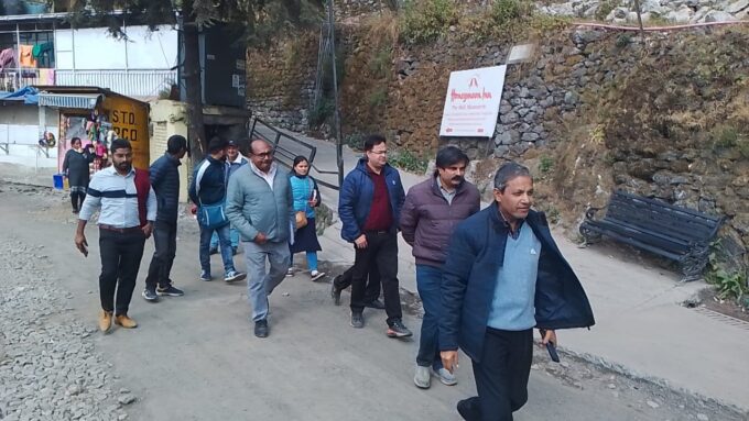 मसूरी - मुख्य अभियंता ने माल रोड निर्माण कार्य का किया निरीक्षण, आवश्यक निर्देश जारी किये.