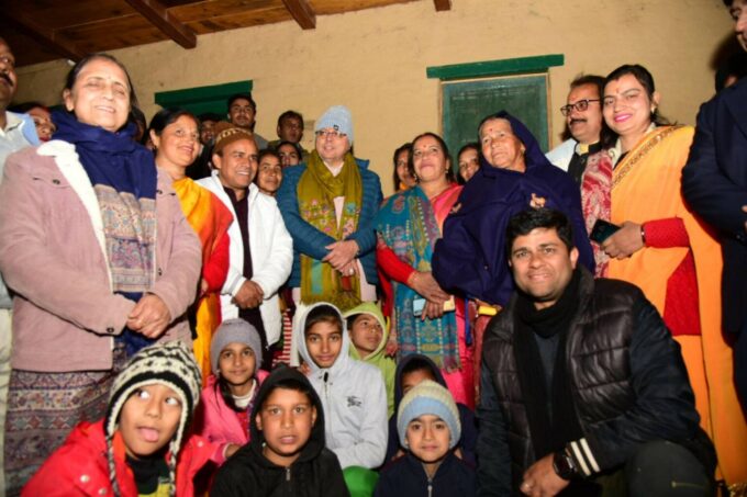 मुख्यमंत्री पुष्कर सिंह धामी सर्किट हाउस से निकलकर रात्रि विश्राम के लिए पौड़ी के रावत गांव स्थित होमस्टे पहुंचे