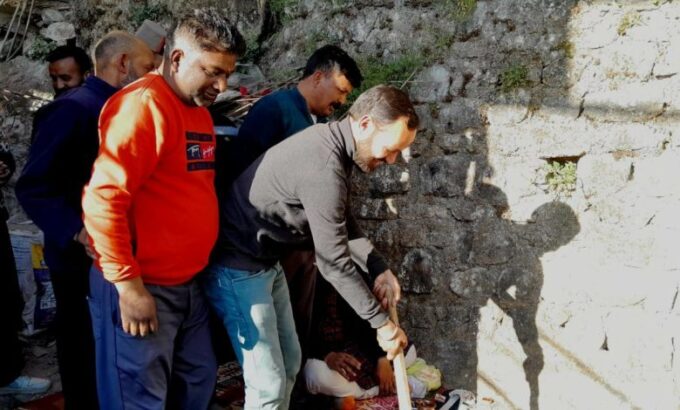मसूरी - स्ट्राबरी बैंक कॉलोनी में साढ़े छह लाख की लागत से बनने वाले सामुदायिक भवन का भूमि पूजन किया गया.