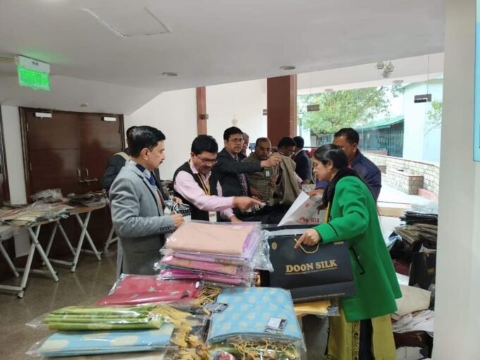 रेशम फेडरेशन ब्रांड दून सिल्क लाल बहादुर शास्त्री राष्ट्रीय संस्थान में धूम मचा रहा है, जहां भारतीय प्रशासनिक सेवा के इच्छुक अधिकारी जमकर खरीदारी कर रहे हैं।