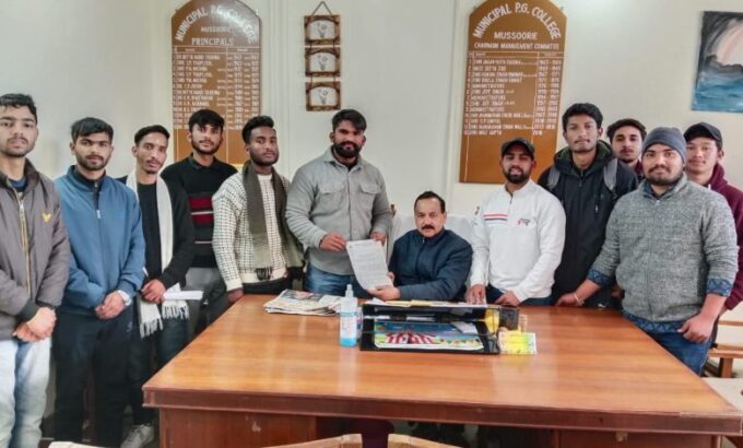 पूर्व छात्र संघ अध्यक्ष व एनएसयूआई ने कॉलेज कैंटीन व शौचालय पर लगे ताले तोड़े जाने का विरोध किया.