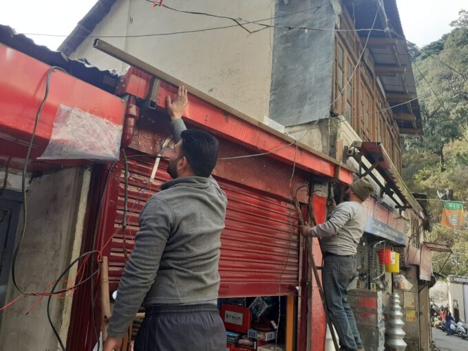 मसूरी - ट्रक ने कई दुकानों के शटर और छज्जे समेत बिजली के तार तोड़ दिए