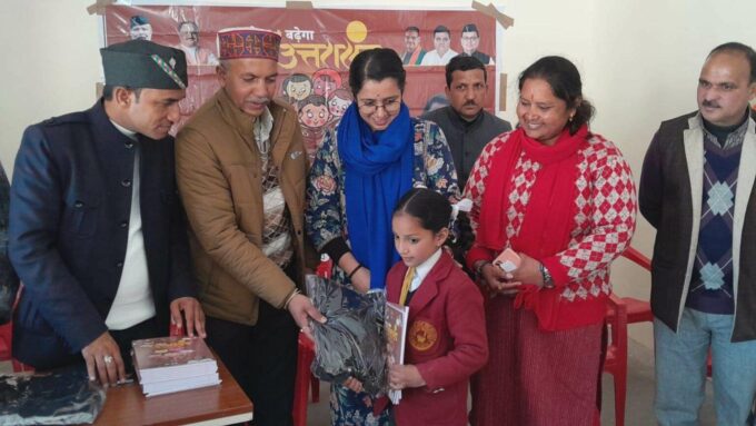 नेहा जोशी ने सनातन धर्म गर्ल्स इंटर कॉलेज में 250 स्वेटर और 500 नोटबुक का वितरण किया।