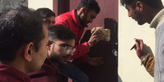 छात्र संघ के अध्यक्ष प्रीतम लाल ने 2018 में मसूरी एमपीजी कॉलेज परिसर में नवनिर्मित बंद शौचालय व कैंटीन को छात्रों को समर्पित किया