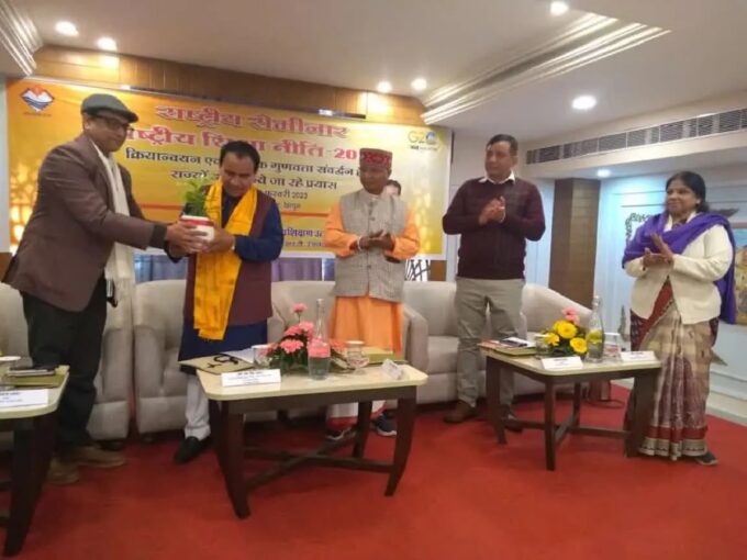 नो-बैग डे: उत्तराखंड एक दिन स्कूलों में 'नो बैग डे' लागू कर बच्चों के बस्ते का बोझ कम करेगा.