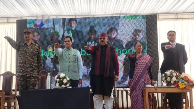 देहरादून कैंट द्वारा आयोजित "दून कैंट स्वच्छता चौपाल" के कार्यक्रम को सम्बोधित करते मंत्री गणेश जोशी।