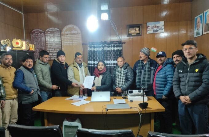 जोशीमठ के भाजपा कार्यकर्ताओं ने मुख्यमंत्री से हेलंग – मारवाड़ी बाईपास पर स्थायी रोक लगाने की मांग की है.