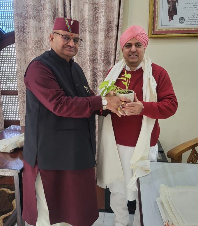 कैबिनेट मंत्री गणेश जोशी ने महंत देवेन्द्र दास महाराज जी से की शिष्टाचार भेंट।