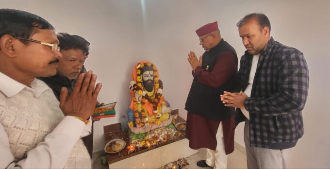 सन्त शिरोमणी गुरु रविदास की जयंती पर उन्हें नमन करते कैबिनेट मंत्री गणेश जोशी।
