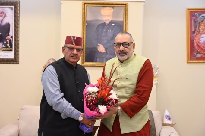 केंद्रीय ग्रामीण विकास मंत्री गिरिराज सिंह का पुष्पगुच्छ देकर आभार प्रकट करते मंत्री गणेश जोशी।