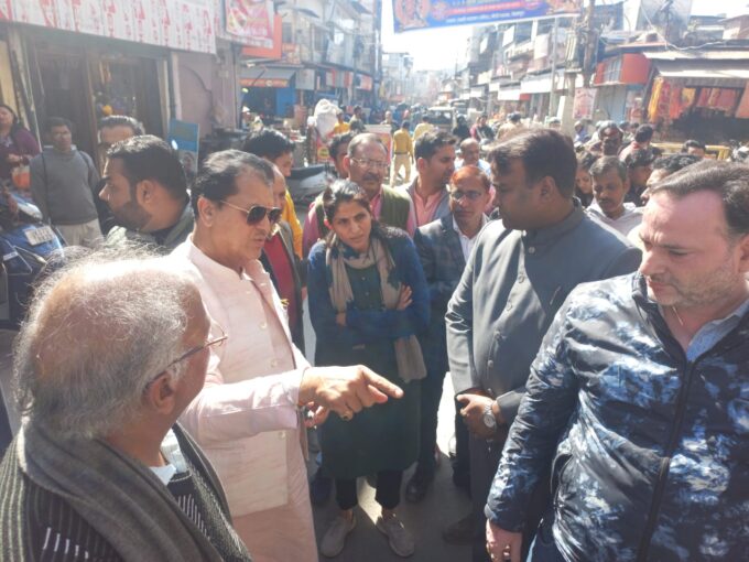 शहरी विकास मंत्री डॉ प्रेमचंद अग्रवाल ने देहरादून स्मार्ट सिटी परियोजना के अंतर्गत संचालित फसाड योजना के तहत दर्शनी गेट से होते हुए घंटाघर तक निरीक्षण किया।
