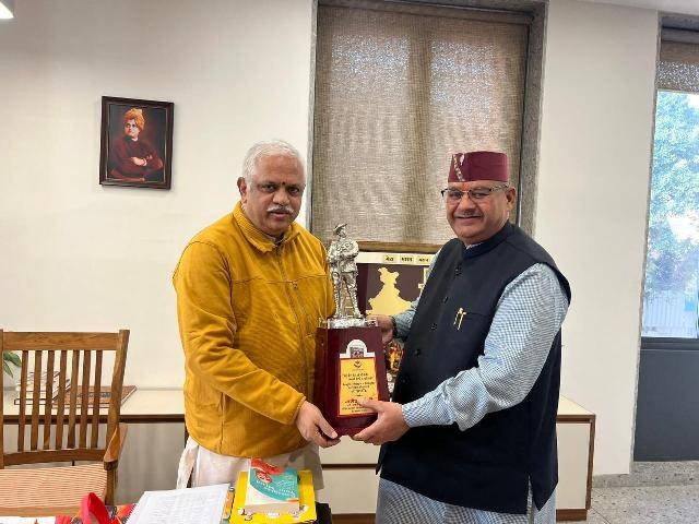 कैबिनेट मंत्री गणेश जोशी ने दिल्ली में बीजेपी के राष्ट्रीय संगठन महामंत्री बीएल संतोष से की भेंट।