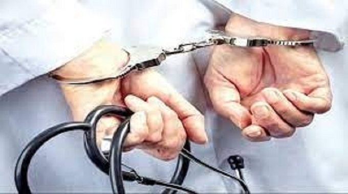 देहरादून : फर्जी डॉक्टर टिहरी में गिरफ्तार, इस मामले में पुलिस अब तक 13 लोगों को गिरफ्तार कर चुकी है.