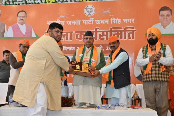 खटीमा में भारतीय जनता पार्टी ऊधम सिंह नगर की जिला कार्यसमिति की बैठक को सम्बोधित करते मंत्री गणेश जोशी।