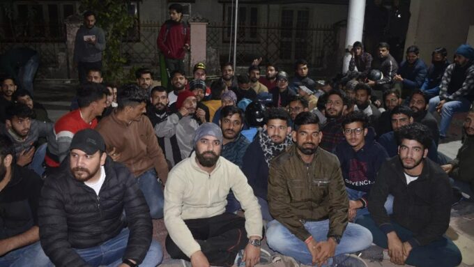 उत्तराखंड पेपर लीक: बेरोजगार युवक तीसरे दिन भी धरने पर डटे , गिरफ्तार प्रदर्शनकारियों की रिहाई की मांग