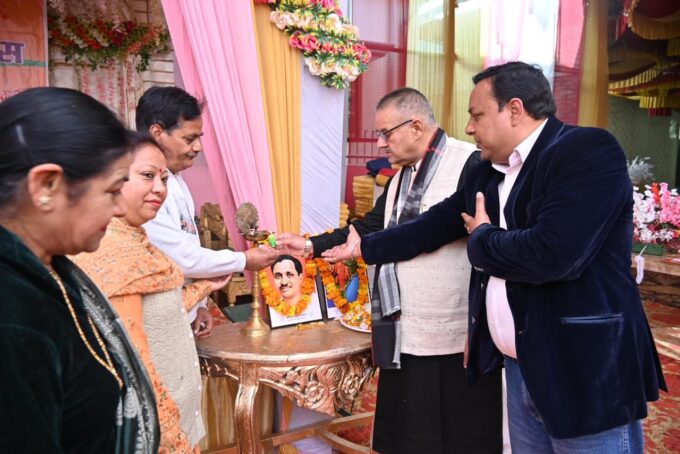 पंडित दीनदयाल उपाध्याय की पुण्यतिथि पर उन्हें श्रद्धांजलि देते कैबिनेट मंत्री गणेश जोशी