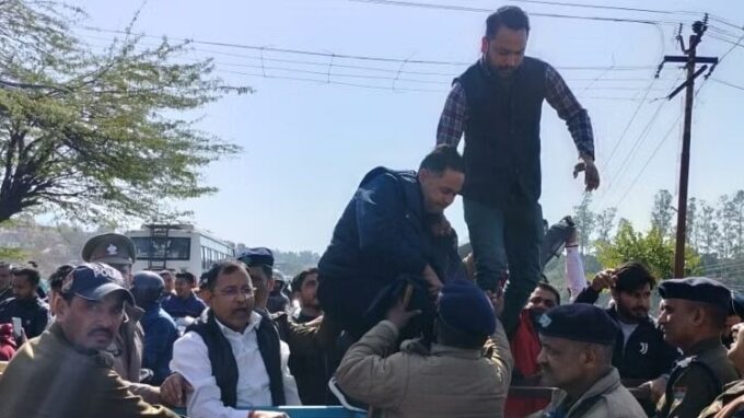उत्तराखंड: कालसी जाते समय सीएम धामी को दिखाया काला झंडा, 20 से ज्यादा कांग्रेस कार्यकर्ता हिरासत में