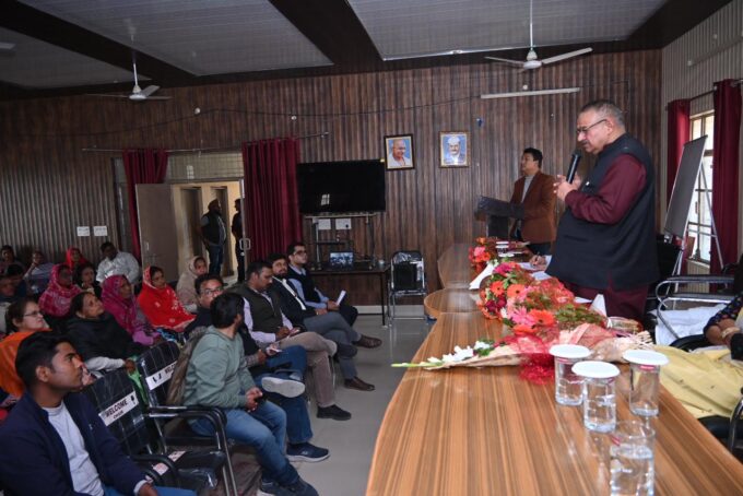 बाजपुर में आयोजित मुख्यमंत्री अंत्योदय निःशुल्क गैस रिफिल योजना" का शुभारंभ कार्यक्रम में प्रतिभाग करते मंत्री जोशी।