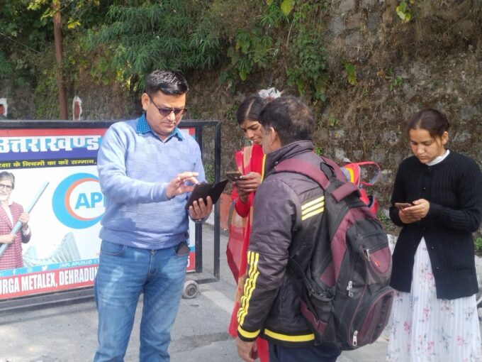 मसूरी - प्रशासन व पुलिस ने सघन चेकिंग अभियान चलाया.