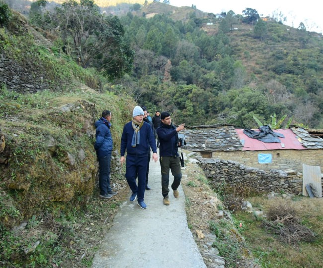 पुष्कर सिंह धामी : सीएम पौड़ी में सुबह-सुबह टहलने निकले, योगाभ्यास किया और वादियों के बीच ध्यान लगाया.