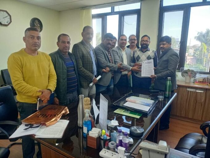 सचिवालय सभागार देहरादून में धनोल्टी के सम्मानित विधायक प्रीतम सिंह पंवार के नेतृत्व में ऊर्जा सचिव डॉक्टर आर. मीनाक्षी सुंदरम से मिला
