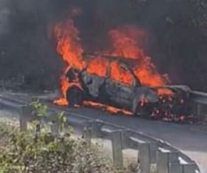 देहरादून : मसूरी-किमाड़ी मार्ग पर हादसा, टायर फटने के बाद हरियाणा पर्यटक की कार में लगी आग, देखें वीडियो