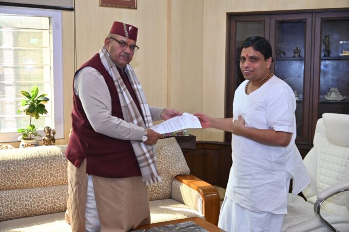 पतंजलि योगपीठ में आचार्य बालकृष्ण से मुलाकात करते कृषि एवं ग्राम्य विकास मंत्री गणेश जोशी।