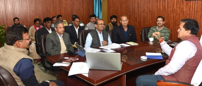 देहरादून : शहरी विकास मंत्री डाॅ. प्रेम चन्द अग्रवाल ने विधान सभा स्थित कार्यालय कक्ष में जी-20 समिट की प्रारंभिक तैयारी को लेकर संबंधित अधिकारियों के साथ समीक्षा बैठक ली।