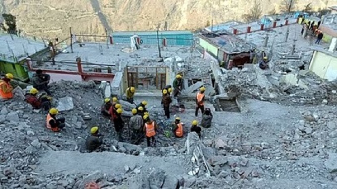 जोशीमठ: होटल को गिराने में 1 करोड़ 20 लाख का खर्चा, आखिरी मंजिल की छत भी तोड़ी