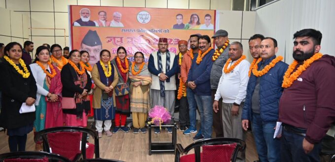 भाजपा श्रीदेवसुमन एवं दुर्गामल्ल मण्डल पदाधिकारियों का स्वागत करते कैबिनेट मंत्री गणेश जोशी।