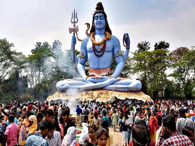 महाशिवरात्रि: शिवालयों में उमड़ी श्रद्धालुओं की भीड़, तस्वीरों में देखिए देवभूमि में कैसे हुआ भोले का महाभिषेक