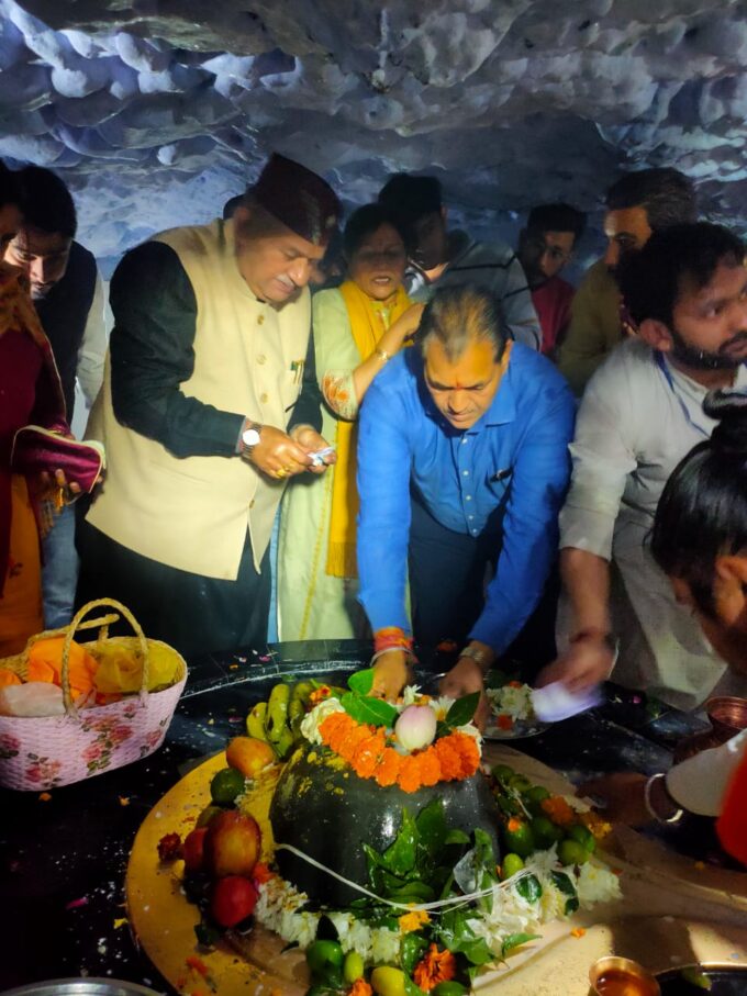 देहरादून : महाशिवरात्रि के पावन अवसर पर कैबिनेट मंत्री डा. प्रेमचंद अग्रवाल ने टपकेश्वर महादेव मंदिर पर जलाभिषेक किया।