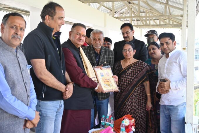 हरबंस कपूर चैरिटेबल ट्रस्ट द्वारा आयोजित मैत्री क्रिकेट मैच में प्रतिभाग करते मंत्री गणेश जोशी।
