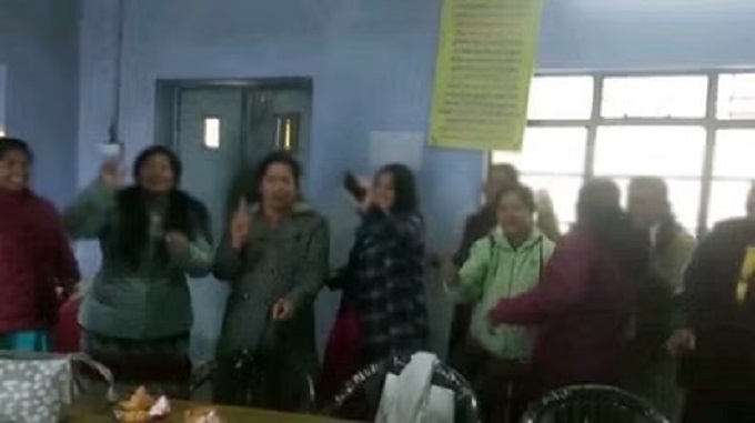 पौड़ी गढ़वाल : शिक्षण कार्य के दौरान शिक्षिकाओं ने मनाया जन्मदिन ,किया जोरदार डांस, वायरल हुआ वीडियो