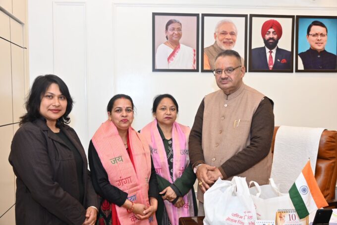 भाजपा महिला मोर्चा की मंडल अध्यक्ष मंजू शर्मा और अनीता शास्त्री ने मंत्री गणेश जोशी से की मुलाकात।
