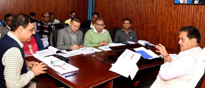 देहरादून : हरिद्वार रूड़की विकास प्राधिकरण की प्रगति की समीक्षा बैठक शहरी विकास मंत्री डाॅ. प्रेम चन्द अग्रवाल ने ली