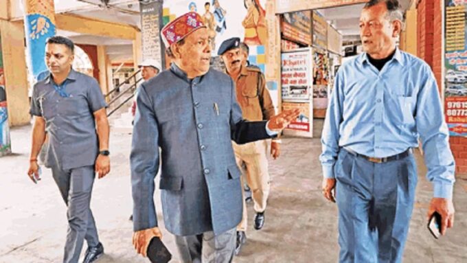 देहरादून: ISBT की दुर्दशा पर भड़के परिवहन मंत्री, परिवार के साथ दिल्ली जाते समय किया औचक निरीक्षण