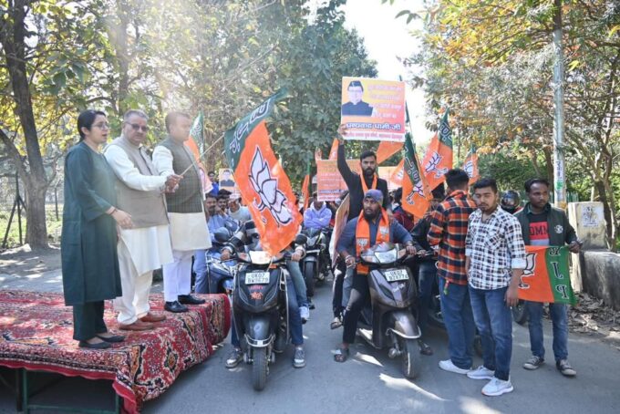 भारतीय जनता युवा मोर्चा शहीद दुर्गा मल्ल मंडल द्वारा धन्यवाद रैली का फ्लैग ऑफ करते मंत्री गणेश जोशी।