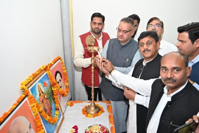 पीएम किसान सम्मान निधि योजना के चार वर्ष पूर्ण होने पर भाजपा किसान मोर्चा द्वारा लक्सर में आयोजित कार्यक्रम संबोधित करते कृषि मंत्री गणेश जोशी