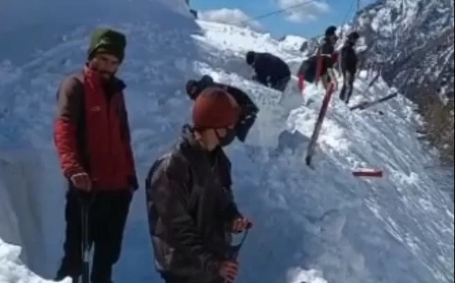 केदारनाथ यात्रा: तीर्थ यात्रा 25 मार्च से शुरू होगी ,टीमें पैदल मार्ग पर बर्फ हटाने में जुटी ,टीमों ने कैसे काम किया, यह देखने के लिए तस्वीरों पर एक नज़र डालें।