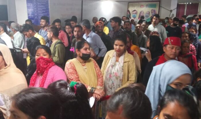 दून अस्पताल में रजिस्ट्रेशन के लिए लंबी कतारें लगने से गर्भवती महिलाओं को घंटों लाइन में लगकर परेशानी का सामना करना पड़ रहा है।