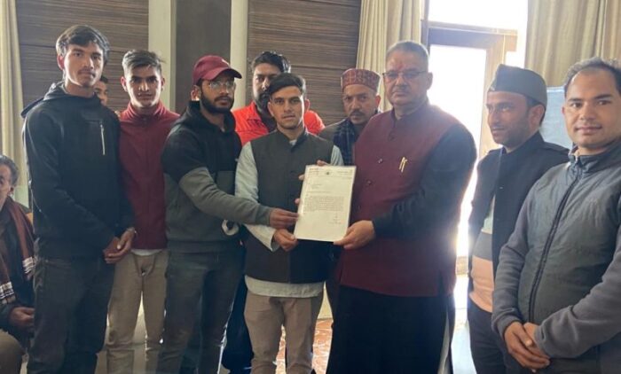 कबीना मंत्री गणेश जोशी को एमपीजी कालेज के राजकीयकरण किए जाने हेतु ज्ञापन दिया।