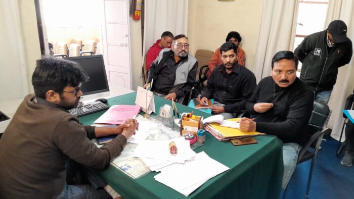 मसूरी - शिफन कोट के बेघरों के लिए घर बनाने को लेकर हंस फाउंडेशन और नगर पालिका के बीच बैठक का आयोजन किया गया.