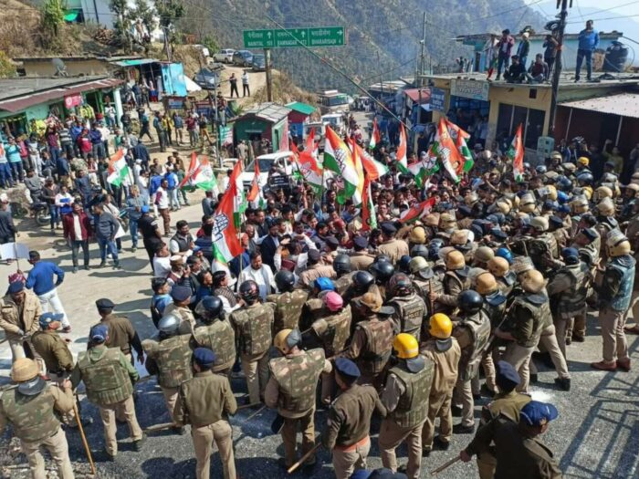 भराड़ीसैंण में हंगामा हुआ , पुलिस के छूटे पसीने